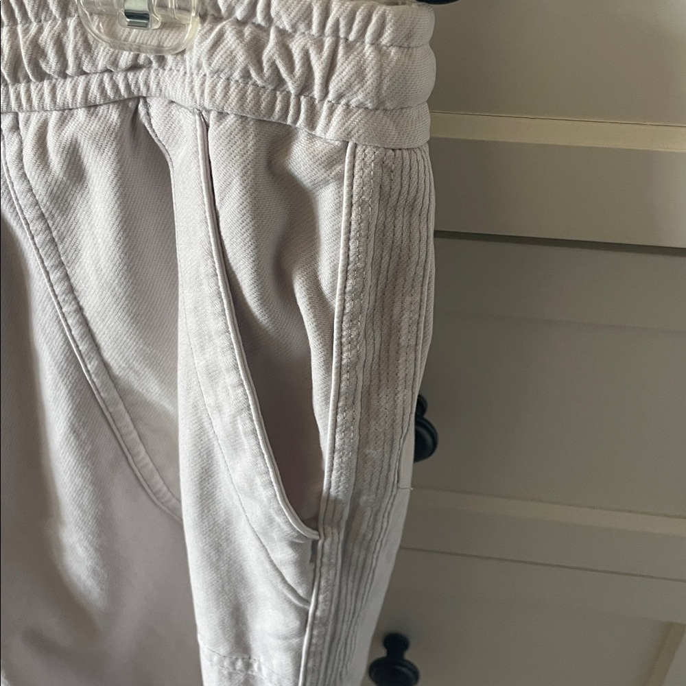 Athleta Men’s Birch Grey Farallon 9” Bermuda Shorts UPF50+ w/ Pockets - Size 12 - Picture 4 of 8